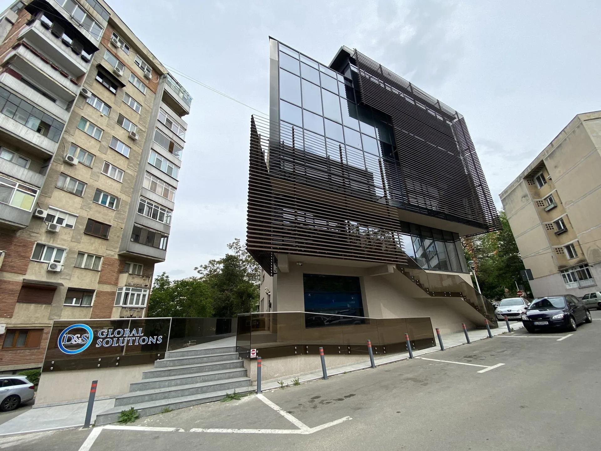Acces exterior către clădirea Săvinești 6 Office