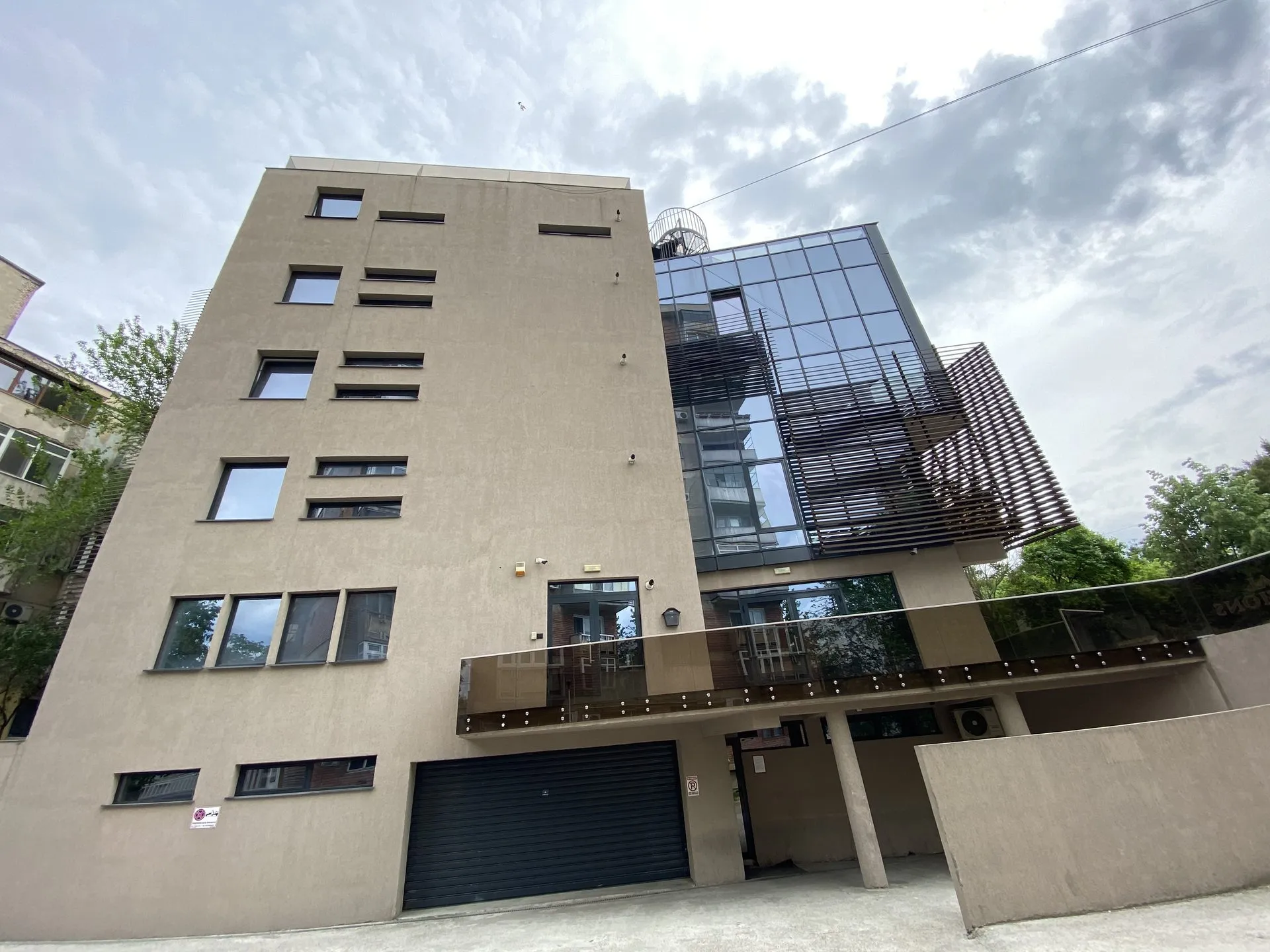 Fațada laterală și zona de acces a clădirii