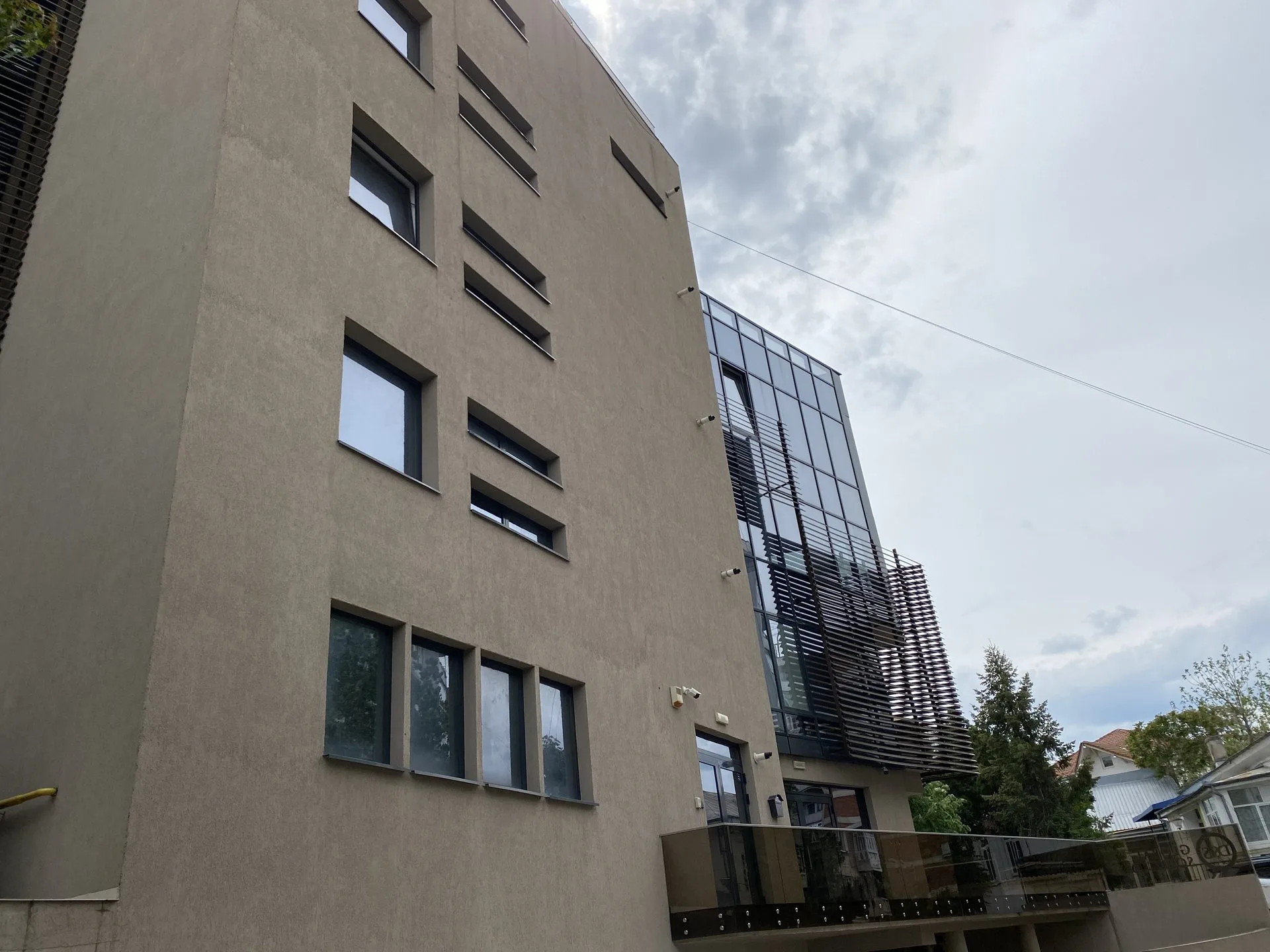Fațada laterală cu pereți-cortină a clădirii Săvinești 6 Office