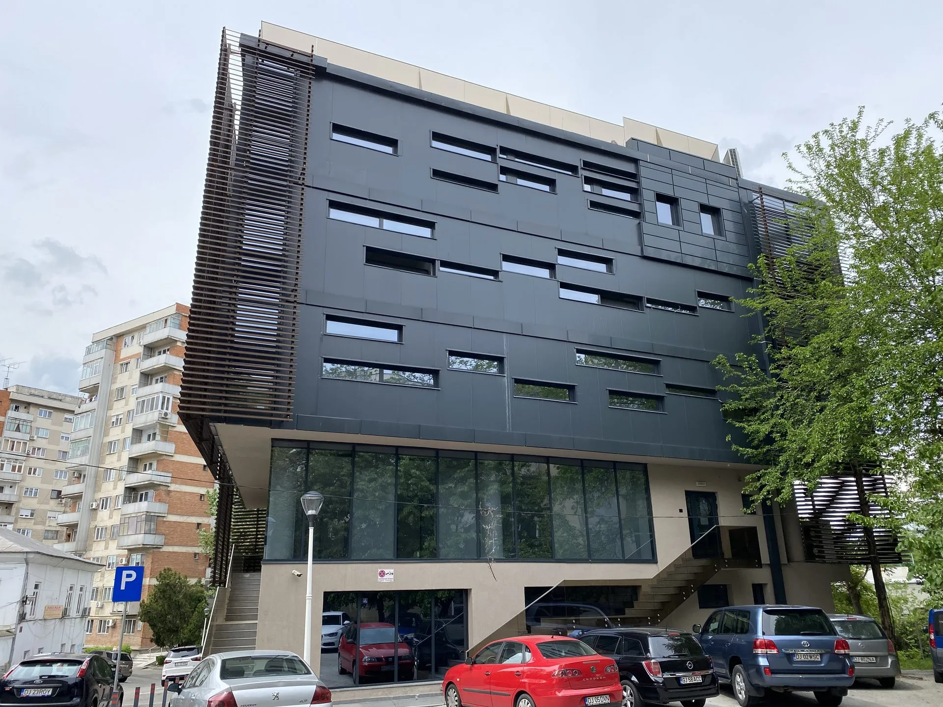 Fațada principală a clădirii Săvinești 6 Office din Craiova