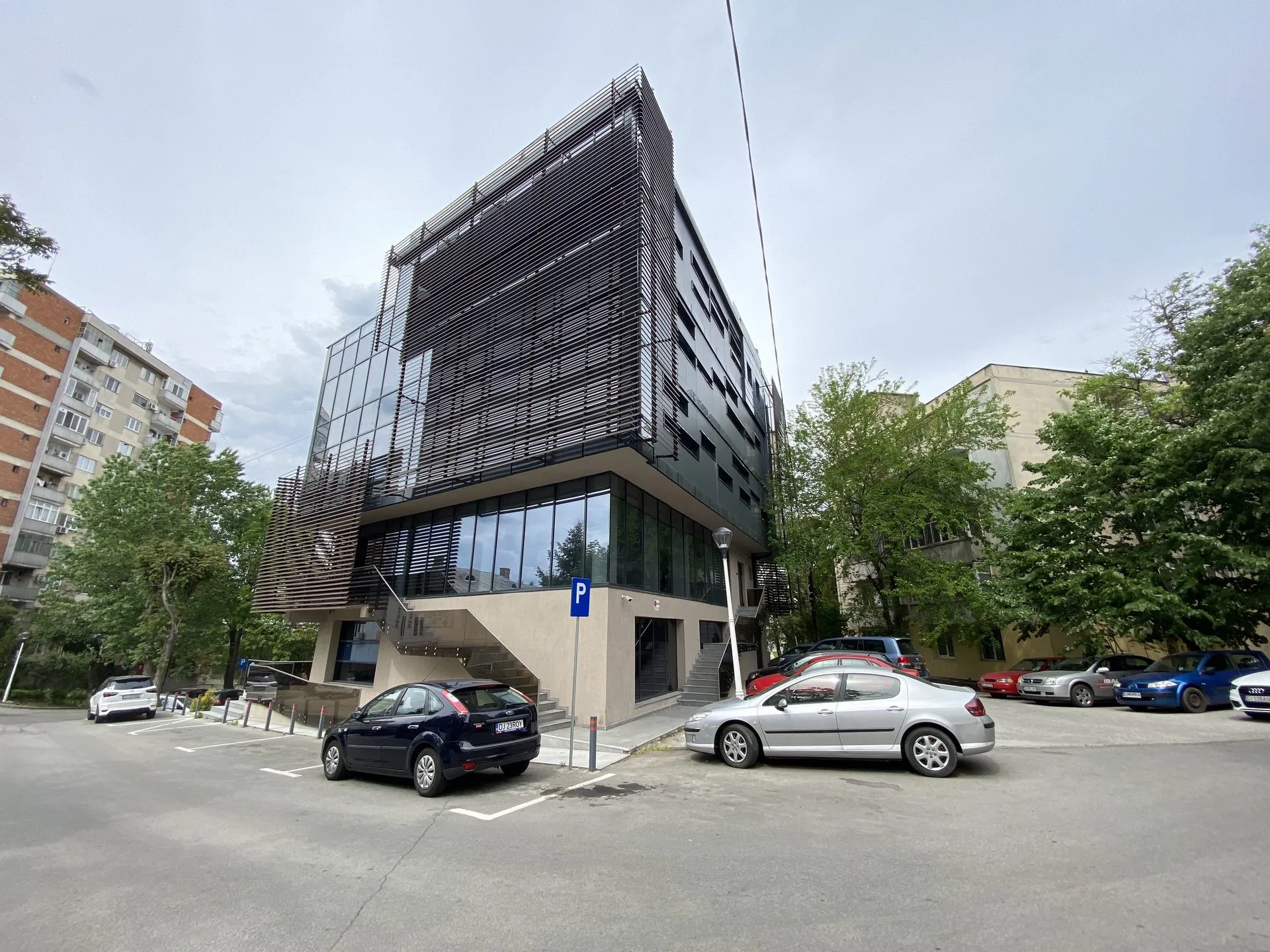 Intrarea în clădirea de birouri Săvinești 6 Office