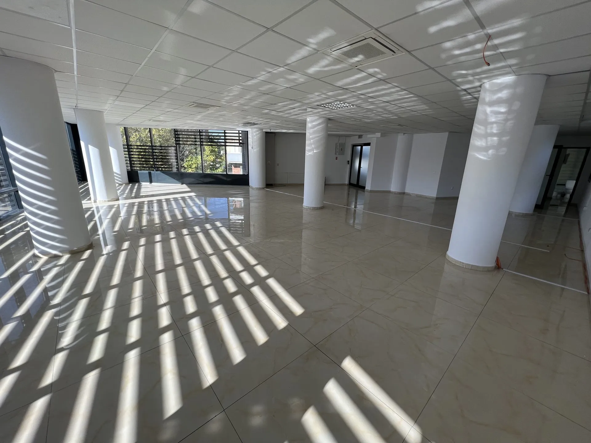 Spațiu de birouri cu lumină naturală generoasă