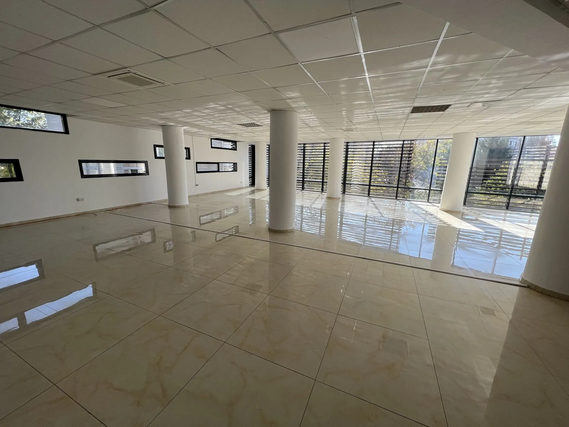 Spațiu open space luminos disponibil în clădire